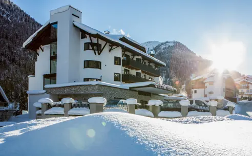 Heart Hotel Grischuna Front