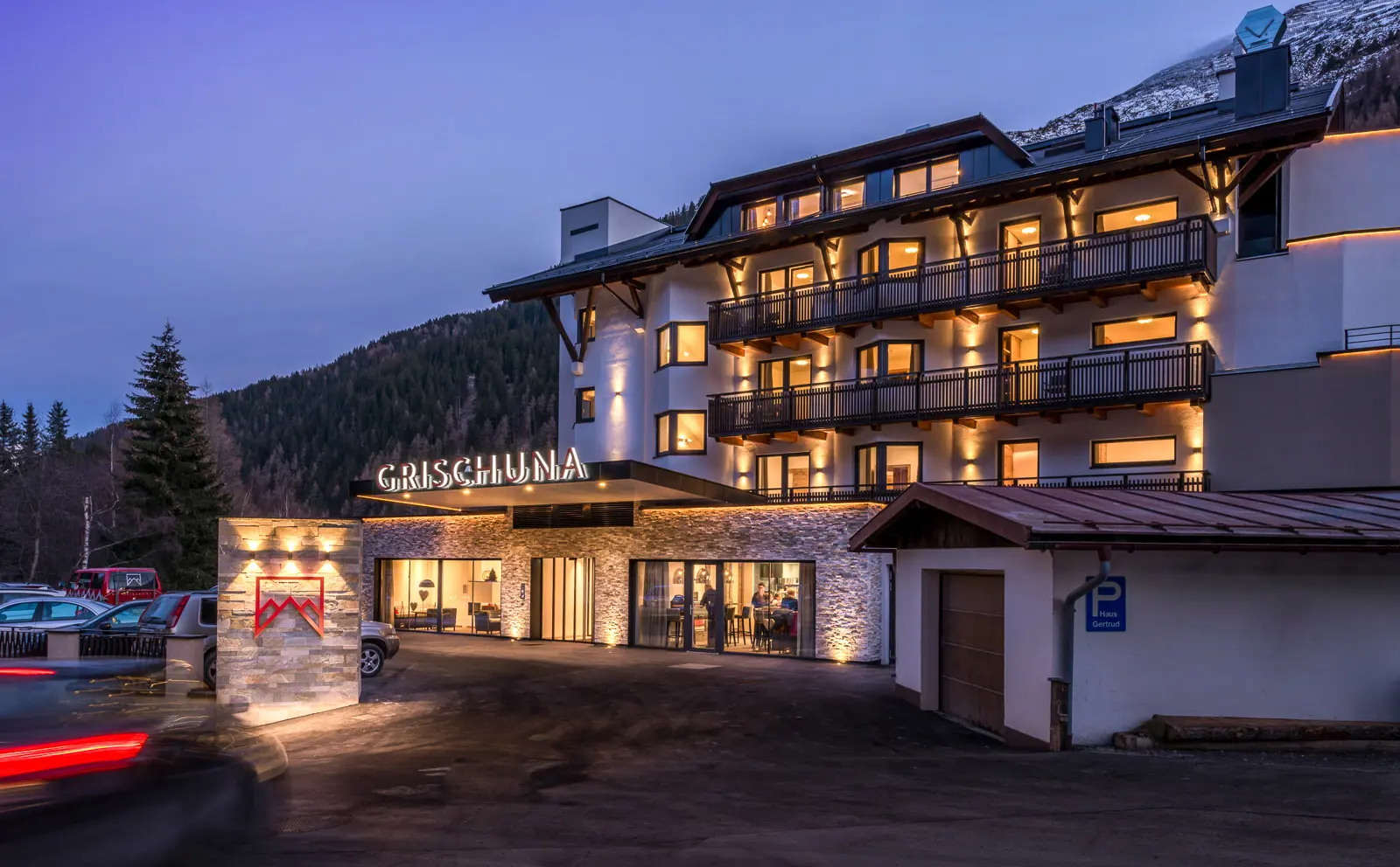 Heart Hotel Grischuna Front