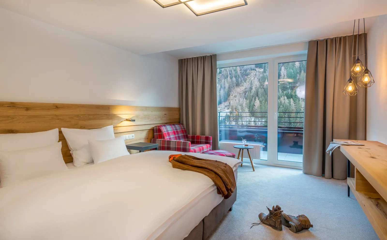 Heart Hotel Grischuna Room