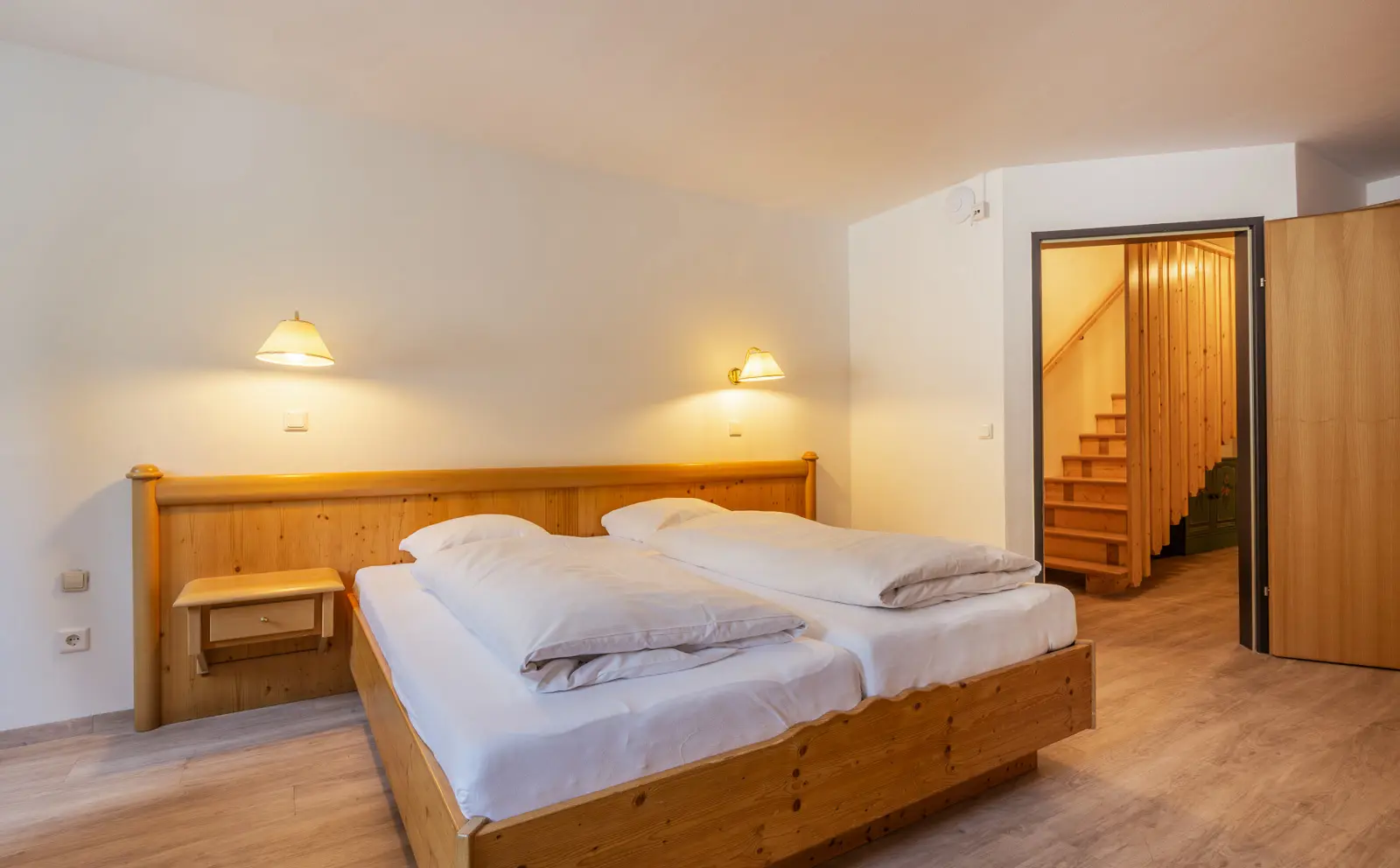 Større 4 personers værelse i to etager samt mulighed for to opredninger