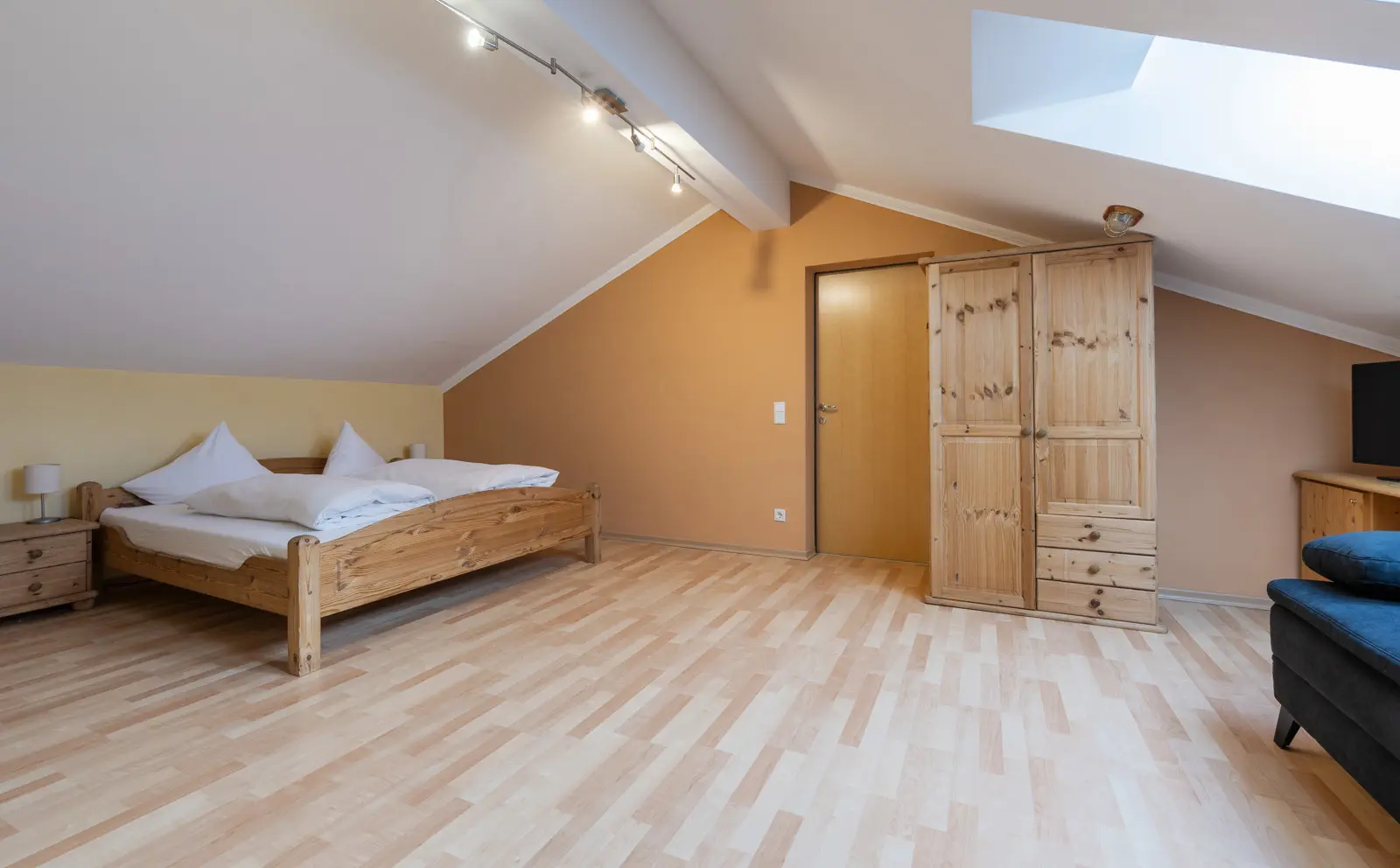 Større 4 personers værelse i to etager samt mulighed for to opredninger